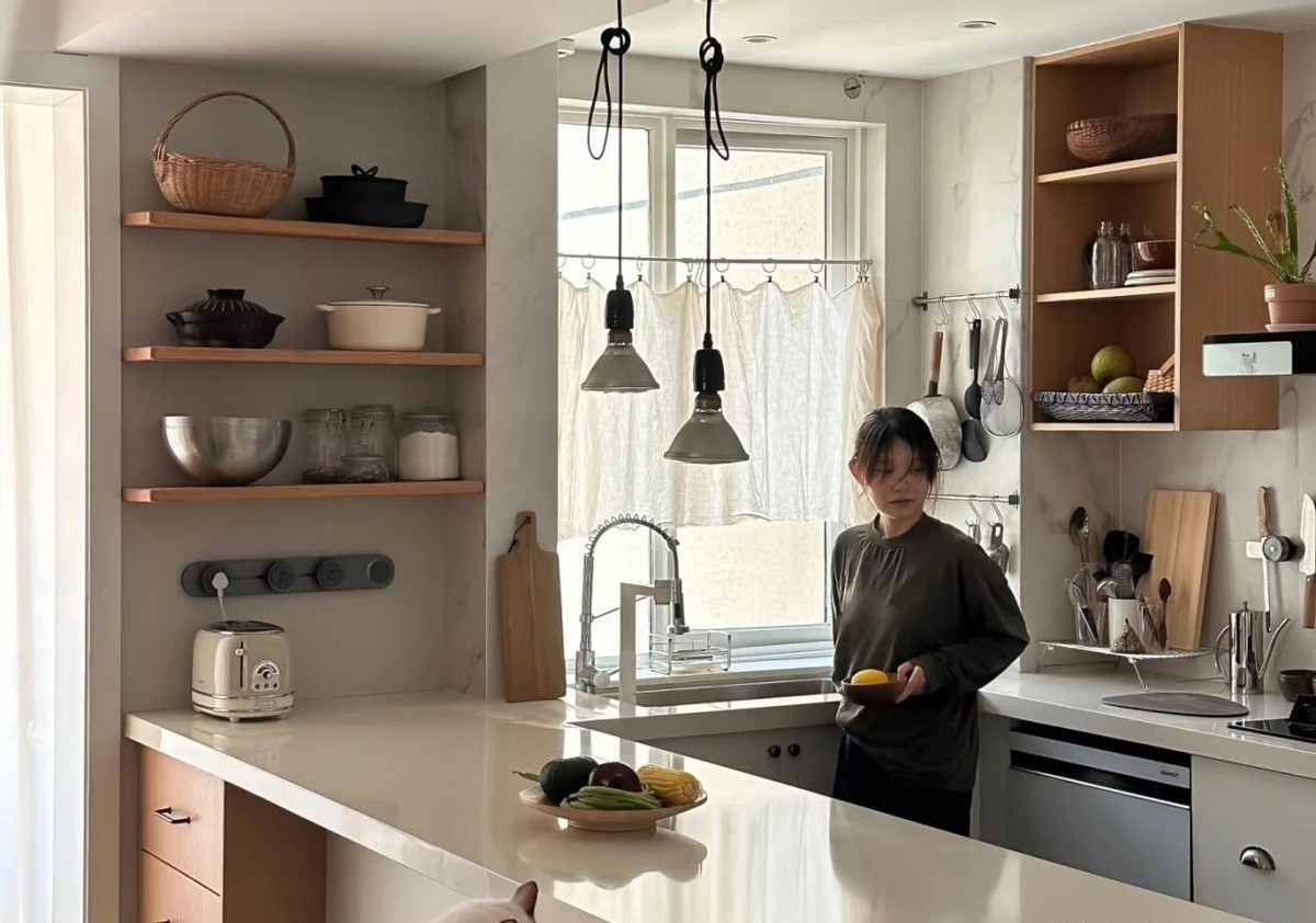 Cải tạo nh&agrave; lần hai, t&ocirc;i bỏ hẳn tủ bếp treo tường: Căn bếp rộng hơn, s&aacute;ng hơn v&agrave; dễ dọn dẹp hơn hẳn- Ảnh 4.