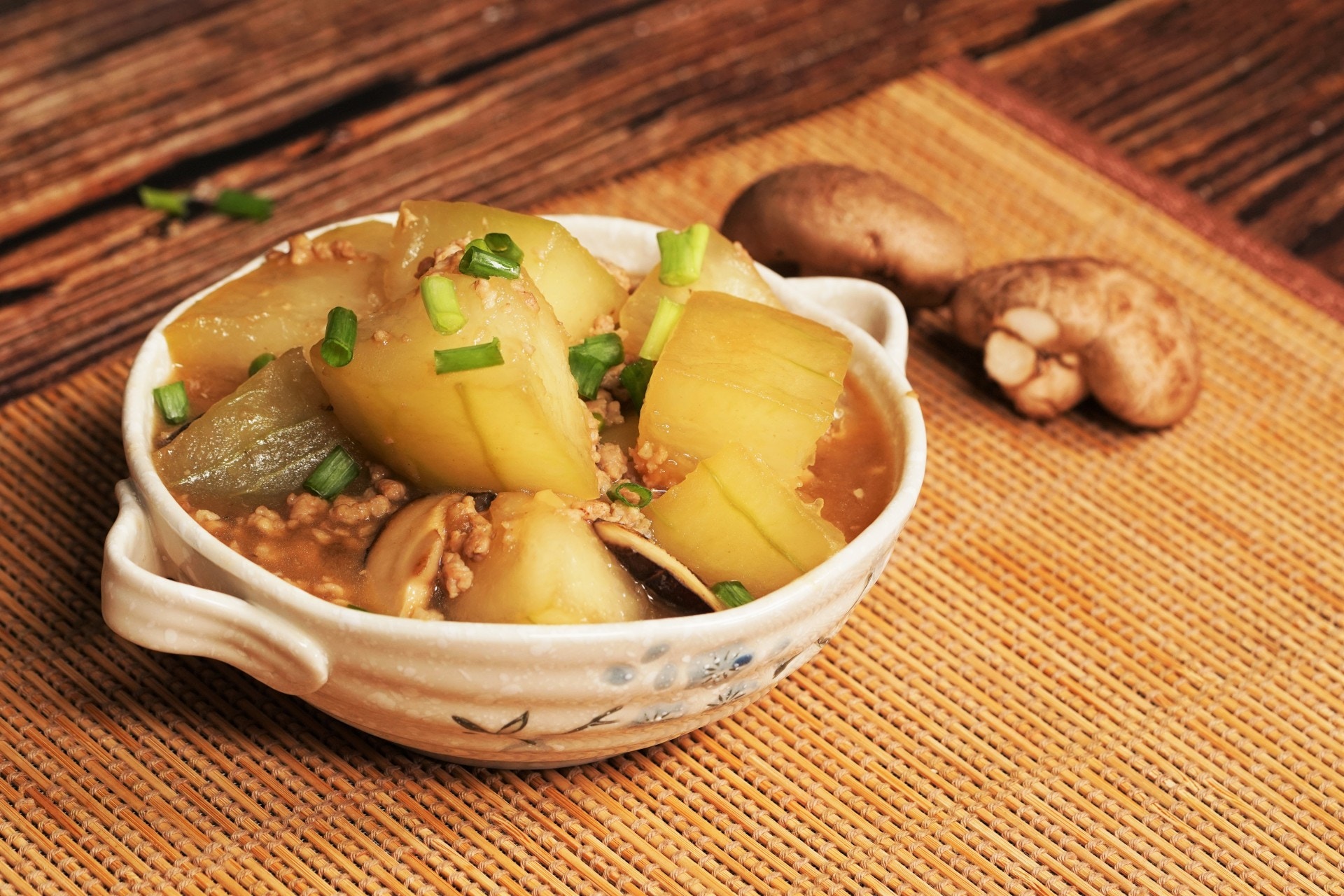 Rất rẻ, bí đao là lựa chọn tốt nhất cho bữa cơm mùa hè: 4 món ngon lại nấu nhanh, có món giúp giảm cân, đẹp da - Ảnh 6.
