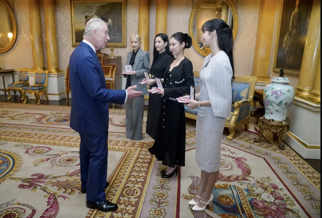 Đẳng cấp "biểu tượng toàn cầu": Nhóm nữ duy nhất được Hoàng gia Anh trao huân chương, được kỷ lục Guinness vinh danh - Ảnh 4.