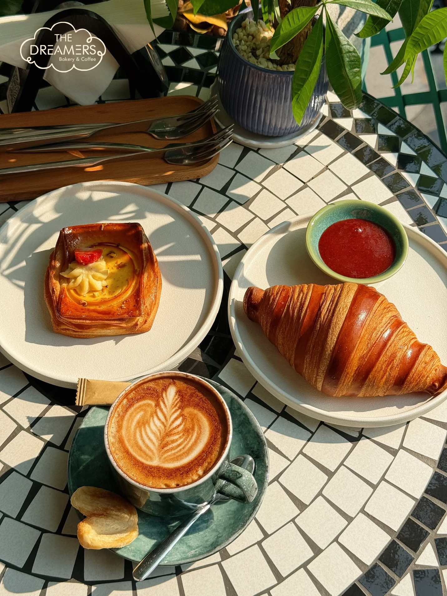 G&oacute;c b&aacute;nh chuẩn &Acirc;u đang được giới trẻ TP.HCM truyền tai: Croissant &ldquo;ng&agrave;n lớp&rdquo; chạm nhẹ đ&atilde; thấy gi&ograve;n tan - Ảnh 5.