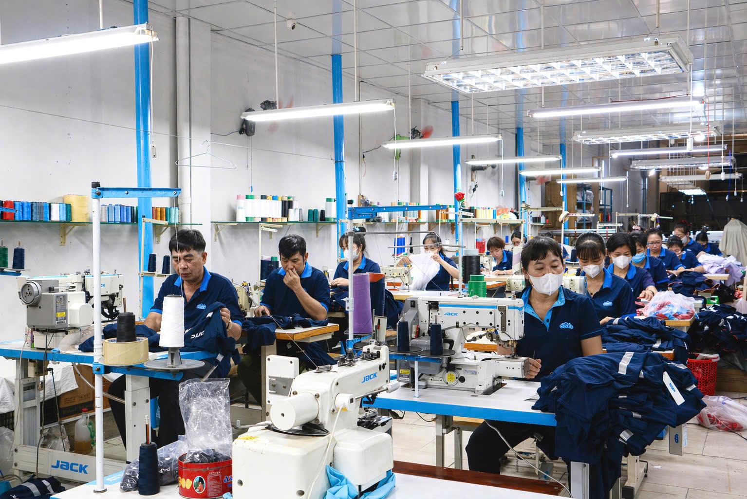 Đồng phục Zumi mở rộng quy m&ocirc;, n&acirc;ng cao năng lực sản xuất- Ảnh 1.