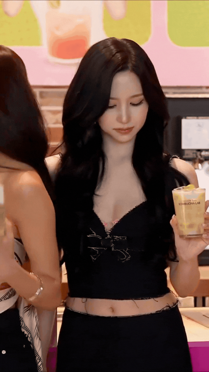 Mỹ nhân được đề cử đẹp nhất thế giới khoe vòng 1 khác lạ, tưởng tiểu thư kín đáo, ai ngờ lột xác khó tin- Ảnh 2. Mỹ nhân được đề cử đẹp nhất thế giới khoe vòng 1 khác lạ, tưởng tiểu thư kín đáo, ai ngờ lột xác khó tin- Ảnh 2.