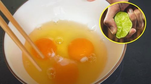 V&igrave; sao n&ecirc;n vắt chanh v&agrave;o trứng trước khi r&aacute;n?- Ảnh 1.