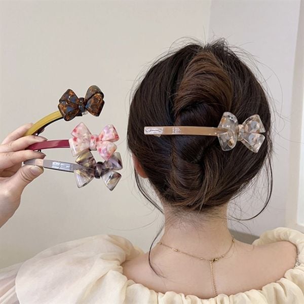 Mùa hè này, tóc búi thấp hay tóc ngắn đều đẹp hơn nhờ một chiếc kẹp ngang nhỏ xíu - Ảnh 14.