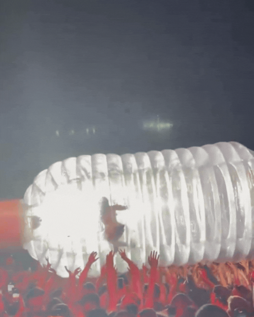 Si&ecirc;u sao 196 triệu fan kh&ocirc;ng biết ngại l&agrave; g&igrave;: Chui v&agrave;o chai nước rồi lao giữa biển người, 41 tuổi vẫn chưa chịu ngừng &ldquo;lố&rdquo;- Ảnh 2.