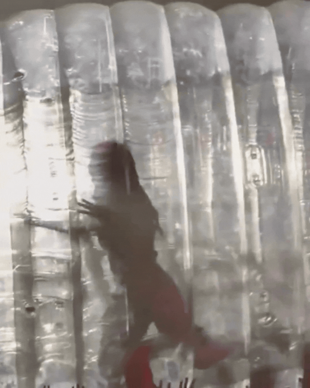 Si&ecirc;u sao 196 triệu fan kh&ocirc;ng biết ngại l&agrave; g&igrave;: Chui v&agrave;o chai nước rồi lao giữa biển người, 41 tuổi vẫn chưa chịu ngừng &ldquo;lố&rdquo;- Ảnh 1.