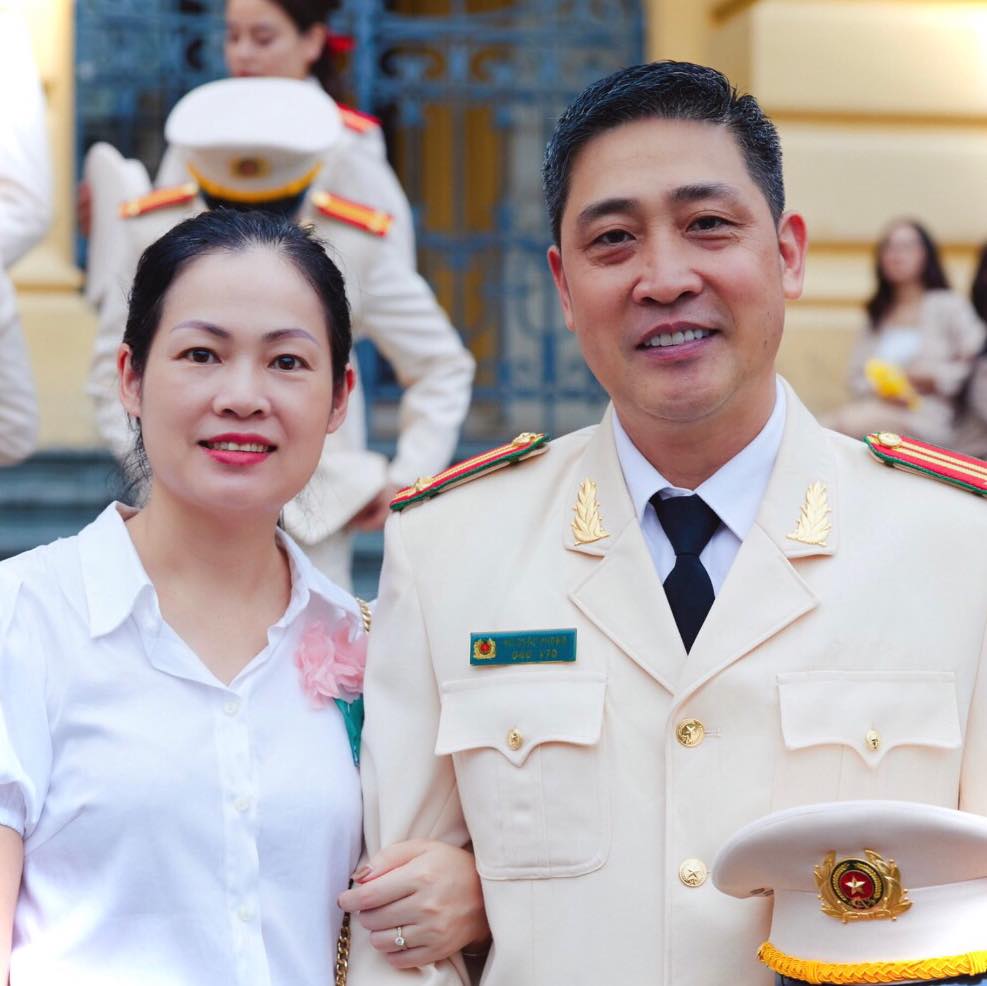 "Ông trùm ma túy" giờ vàng VTV là trung tá công an: Cưới vợ đẹp làm sếp ngân hàng, sinh 4 con - Ảnh 4.
