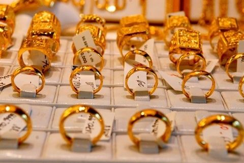 Mua vàng xong thì giá giảm, nên làm gì? - Ảnh 2.