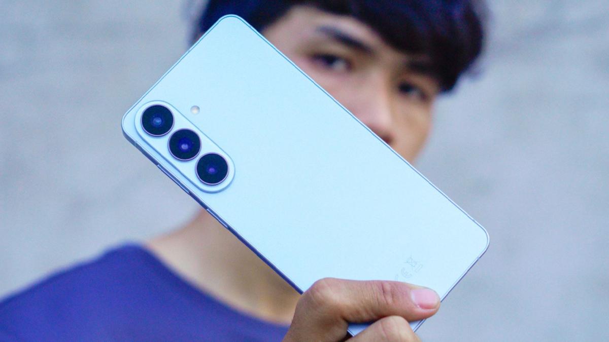 Top 10 chiếc điện thoại Samsung &ldquo;thực dụng&rdquo; m&ugrave;a h&egrave; 2026: Từ tầm trung đến cao cấp- Ảnh 2.