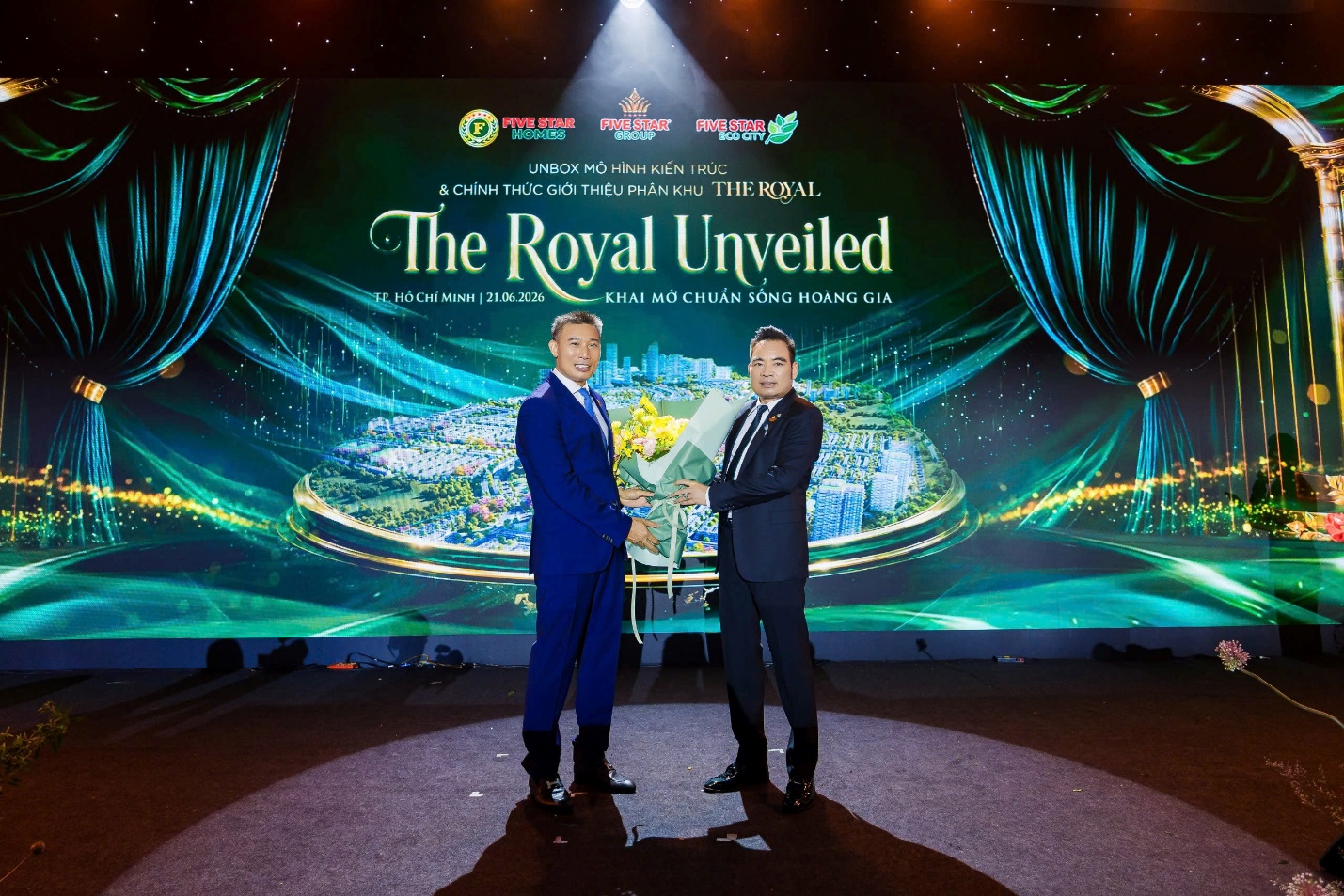 The Royal Unveiled: Tr&igrave;nh l&agrave;ng m&ocirc; h&igrave;nh kiến tr&uacute;c với nhiều ưu đ&atilde;i hấp dẫn - Ảnh 1.