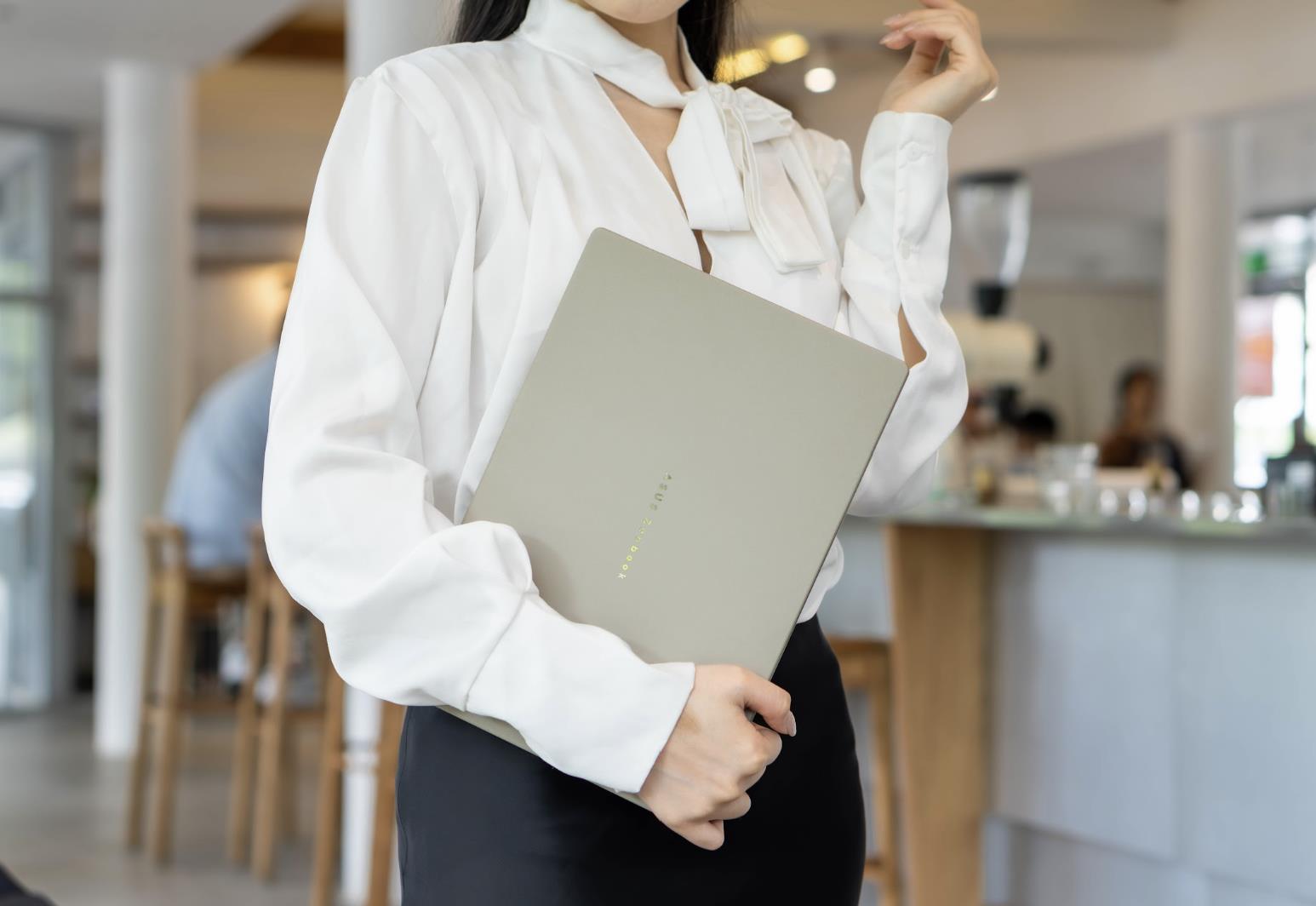 Bỏ việc mang v&aacute;c nặng: Laptop 990g - Vũ kh&iacute; c&acirc;n mượt mọi deadline từ văn ph&ograve;ng ra qu&aacute;n caf&eacute; - Ảnh 1.