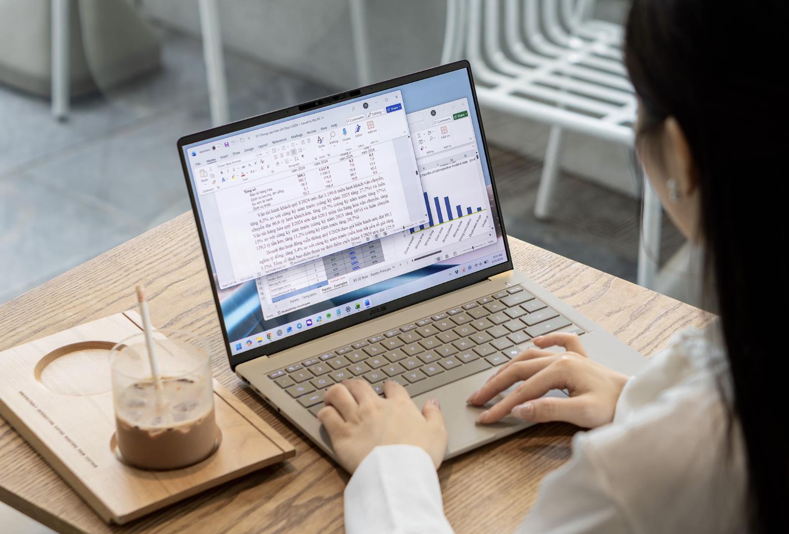 Bỏ việc mang v&aacute;c nặng: Laptop 990g - Vũ kh&iacute; c&acirc;n mượt mọi deadline từ văn ph&ograve;ng ra qu&aacute;n caf&eacute; - Ảnh 2.