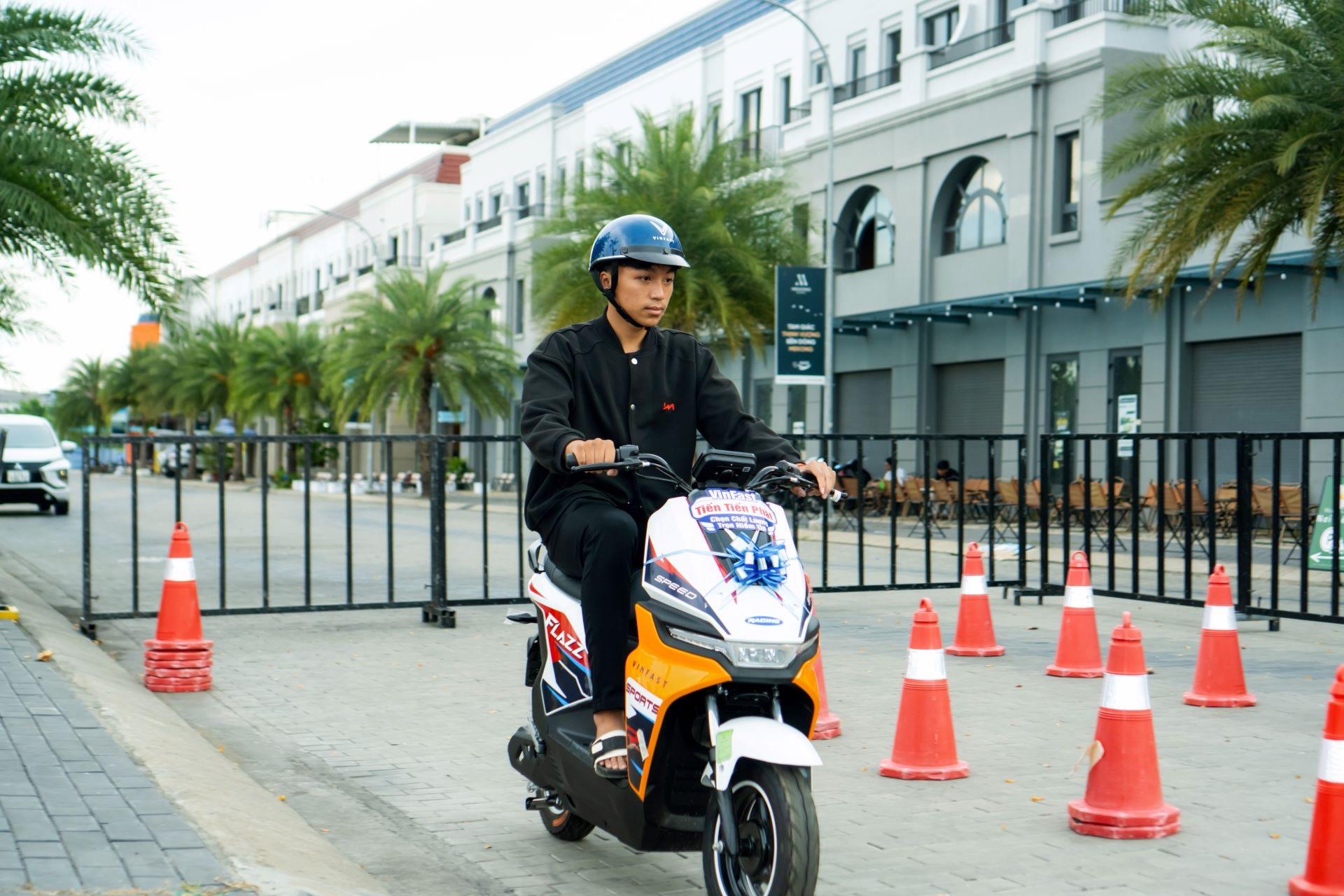 Người d&acirc;n An Giang th&iacute;ch th&uacute; với xe m&aacute;y điện kh&ocirc;ng cần bằng l&aacute;i tại sự kiện &ldquo;Đổi xăng lấy điện&rdquo; của VinFast - Ảnh 2.