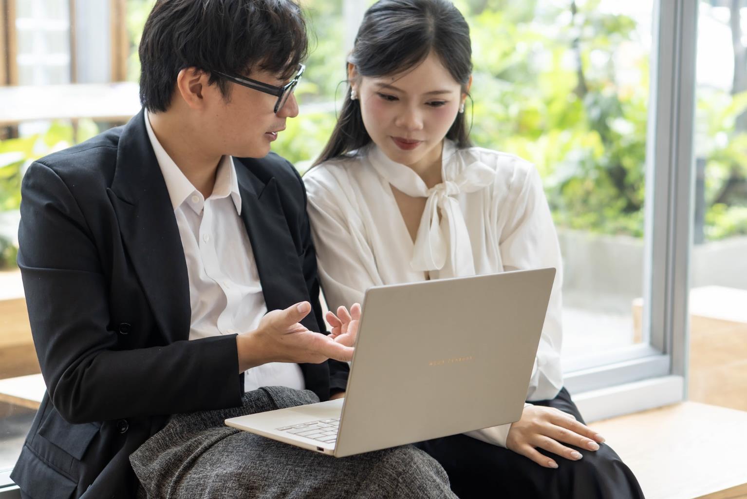 Bỏ việc mang v&aacute;c nặng: Laptop 990g - Vũ kh&iacute; c&acirc;n mượt mọi deadline từ văn ph&ograve;ng ra qu&aacute;n caf&eacute; - Ảnh 3.