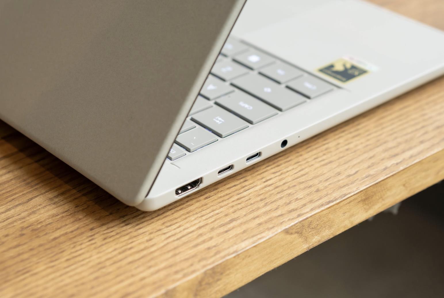 Bỏ việc mang v&aacute;c nặng: Laptop 990g - Vũ kh&iacute; c&acirc;n mượt mọi deadline từ văn ph&ograve;ng ra qu&aacute;n caf&eacute; - Ảnh 4.