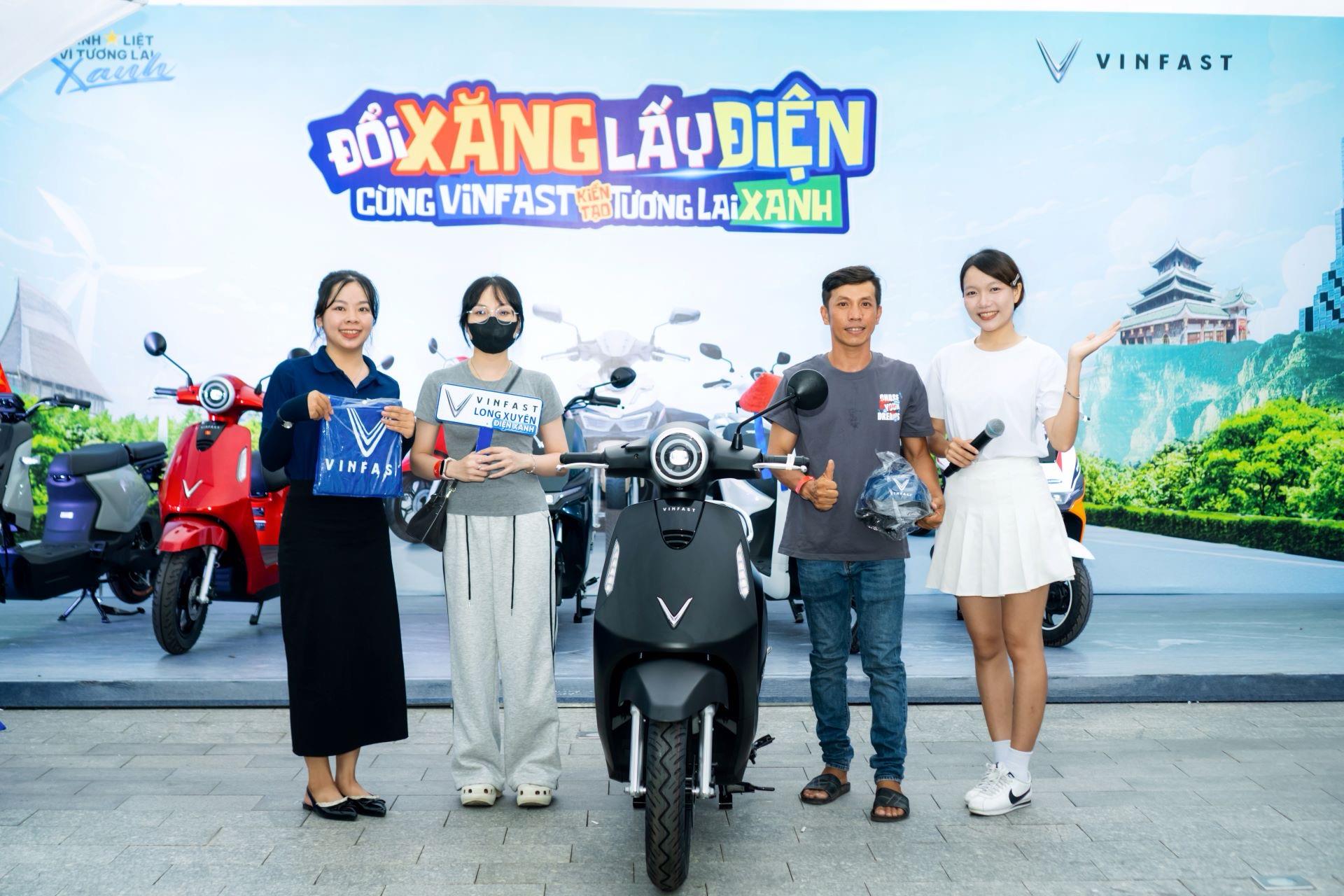 Người d&acirc;n An Giang th&iacute;ch th&uacute; với xe m&aacute;y điện kh&ocirc;ng cần bằng l&aacute;i tại sự kiện &ldquo;Đổi xăng lấy điện&rdquo; của VinFast - Ảnh 4.