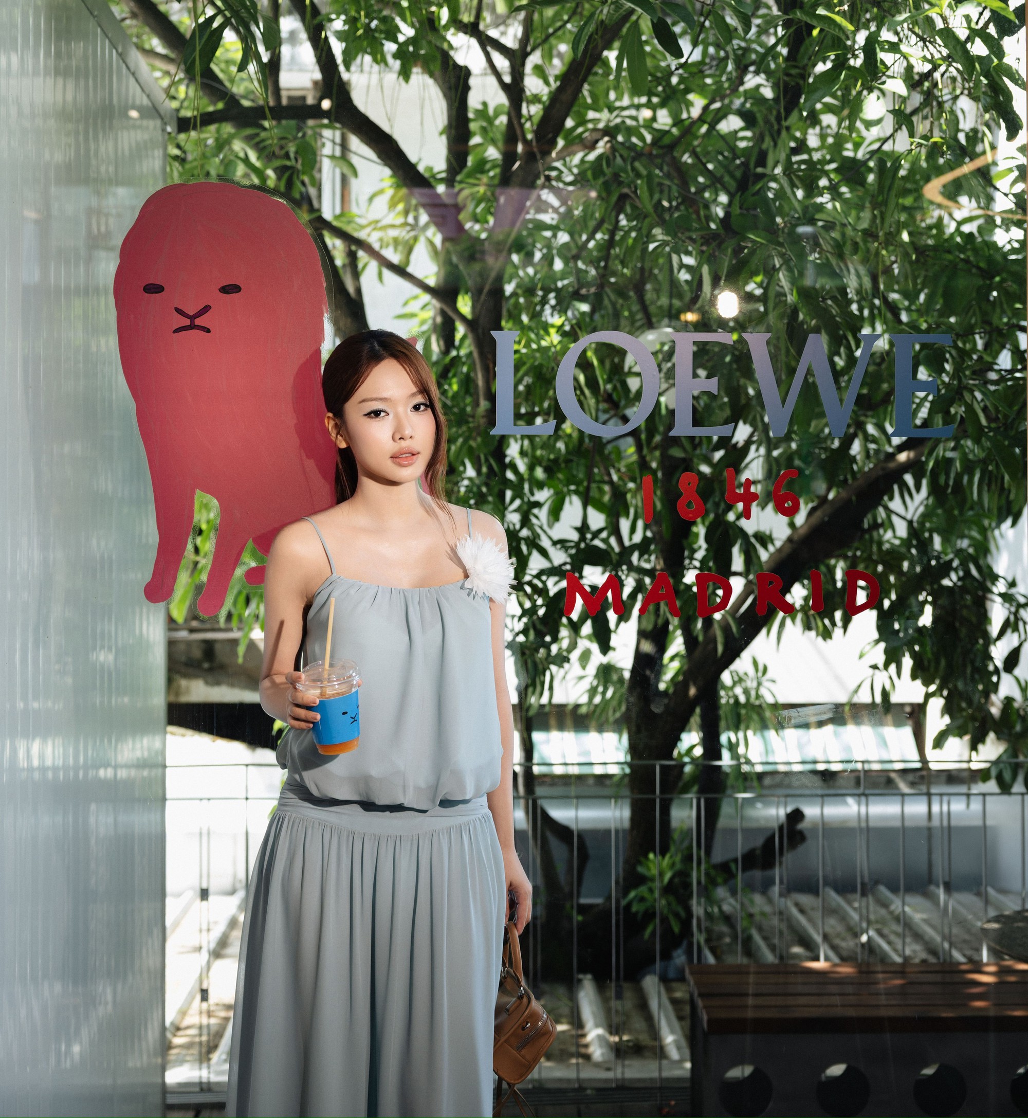 Đọc b&aacute;o v&agrave; chạm tay v&agrave;o di sản 180 năm của LOEWE - Ảnh 6.