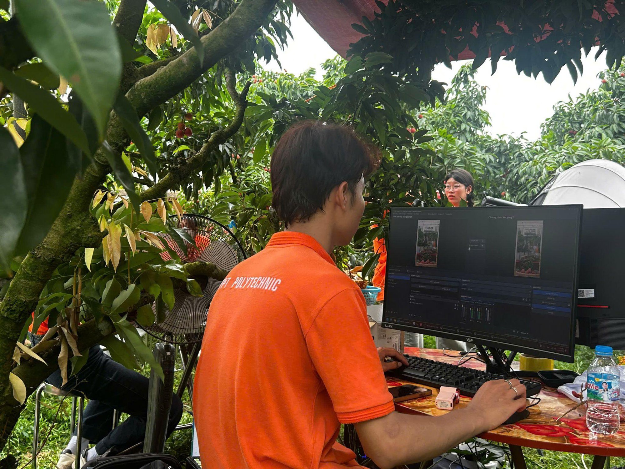 Hiệu trưởng trực tiếp livestream b&aacute;n vải, chốt đơn h&agrave;ng chục tấn n&ocirc;ng sản- Ảnh 2.
