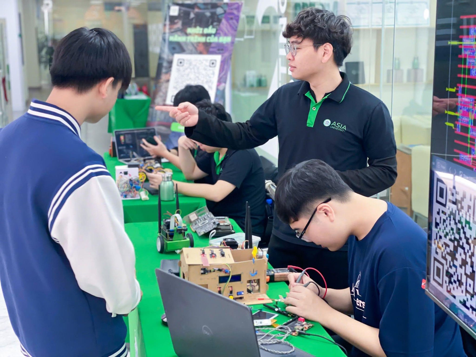Học b&aacute;n dẫn ngay tại &ldquo;thủ phủ b&aacute;n dẫn&rdquo; thế giới: B&iacute; k&iacute;p để Gen Z chạm tay v&agrave;o mỏ v&agrave;ng c&ocirc;ng nghệ l&otilde;i - Ảnh 2.