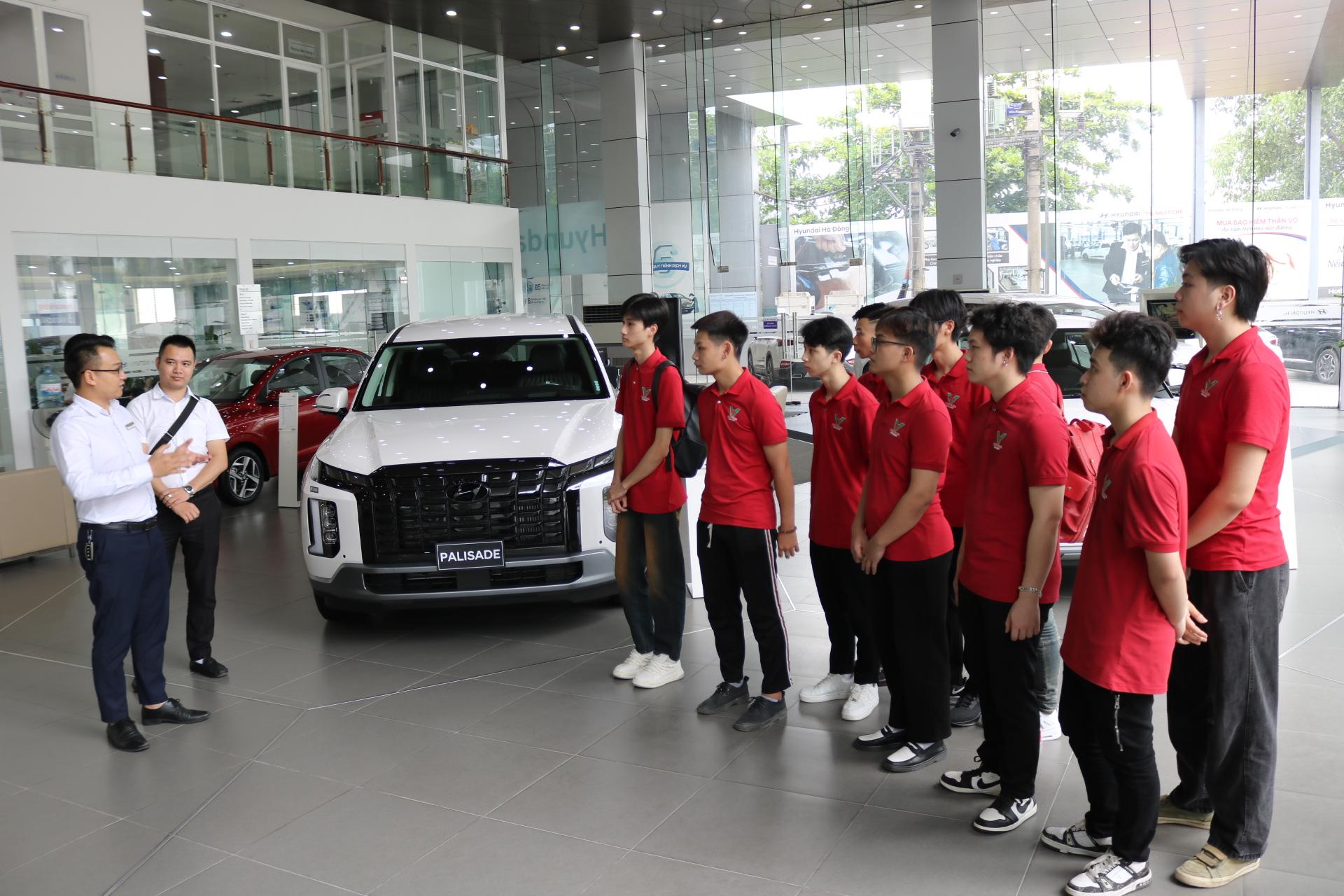 Trường Đại học Trưng Vương v&agrave; định hướng nu&ocirc;i dưỡng tư duy khởi nghiệp trong thời đại AI- Ảnh 3.