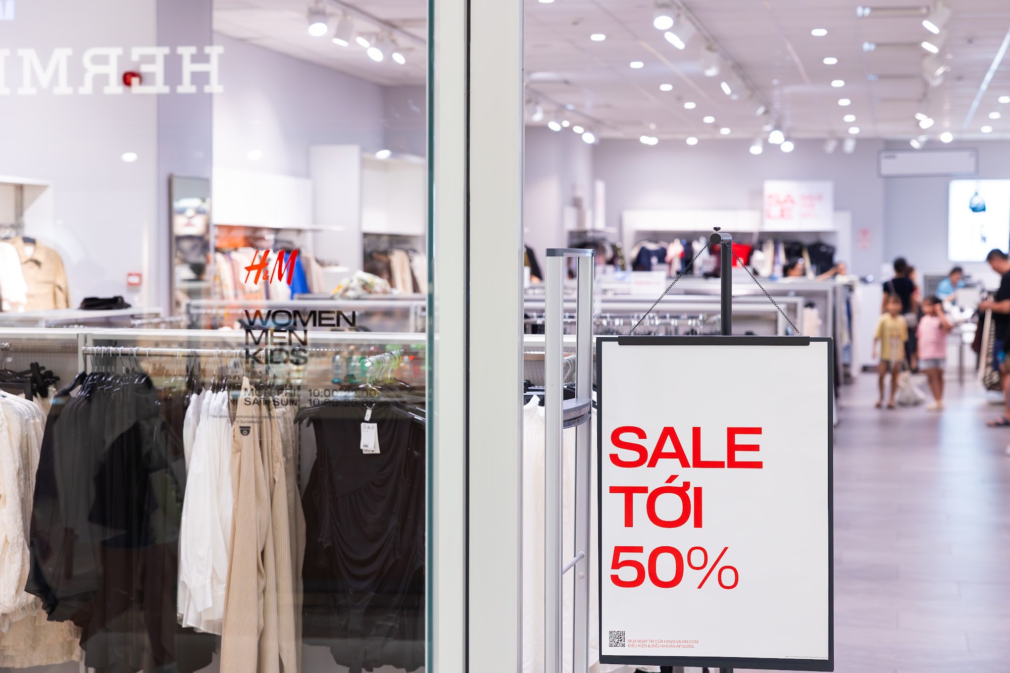 Tận hưởng End of Season Sale tại Crescent Mall: 3 ng&agrave;y v&agrave;ng cho hội x&ecirc; dịch, l&ecirc;n đời vali du lịch với gi&aacute; trong mơ! - Ảnh 2.