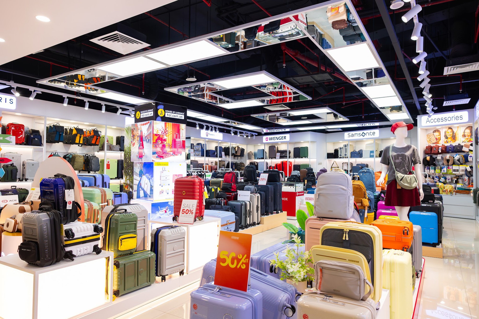 Tận hưởng End of Season Sale tại Crescent Mall: 3 ng&agrave;y v&agrave;ng cho hội x&ecirc; dịch, l&ecirc;n đời vali du lịch với gi&aacute; trong mơ! - Ảnh 4.