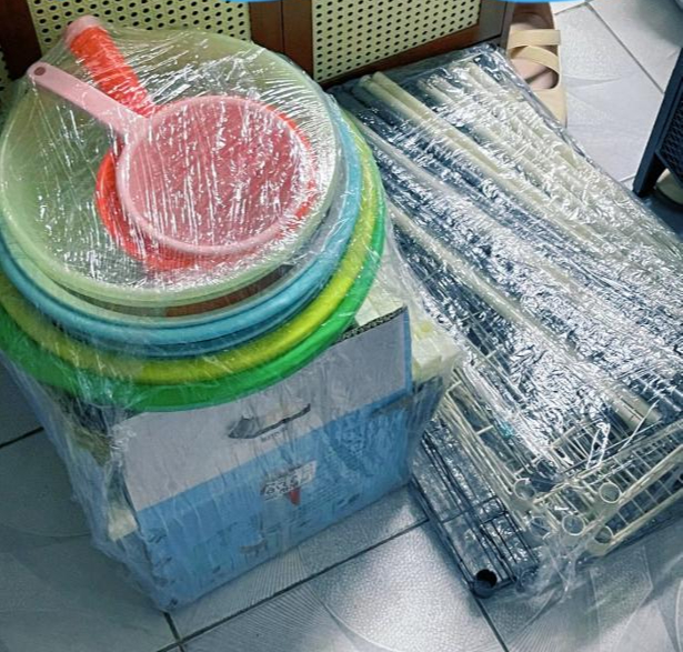 Cứ nghĩ m&agrave;ng bọc thực phẩm chỉ để bọc đồ ăn, ai ngờ lại giải quyết được h&agrave;ng loạt việc nh&agrave; phiền phức- Ảnh 1.