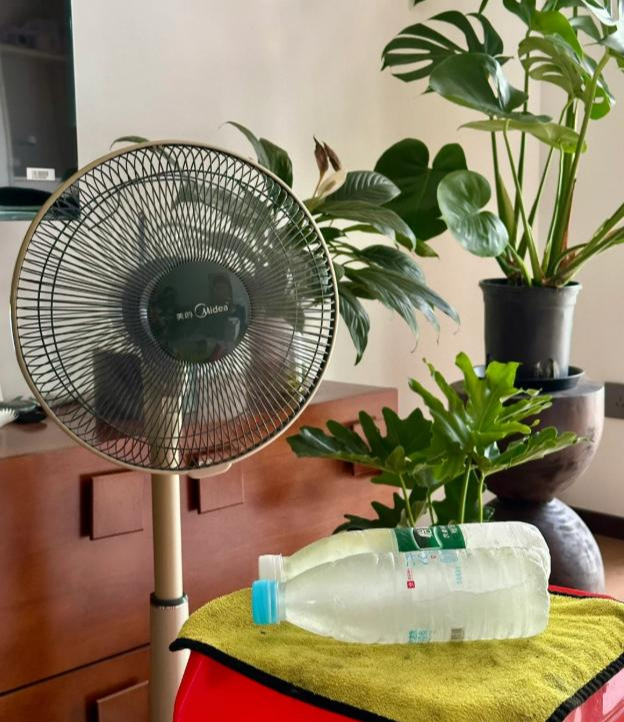 Nhiều người bật điều hòa cả ngày nhưng không biết: Chiếc quạt trong nhà còn có 4 công dụng giúp làm mát hiệu quả và tiết kiệm điện hơn - Ảnh 1.