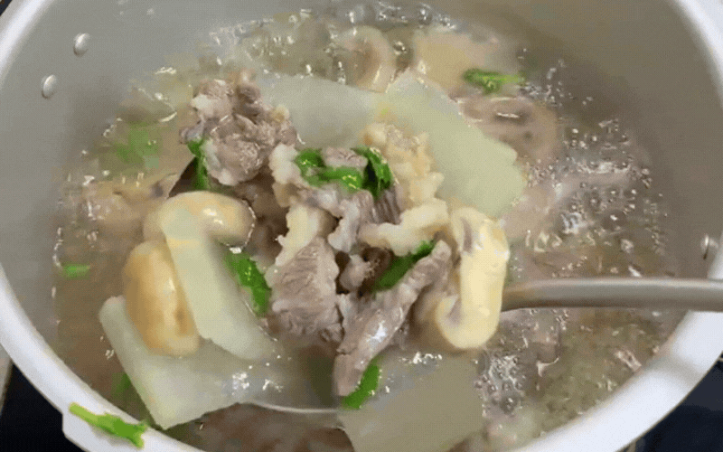 Giải cứu m&acirc;m cơm ng&agrave;y oi bức bằng b&aacute;t canh b&ograve; b&iacute; đao nấm mỡ: Thịt mềm tan, nước d&ugrave;ng ngọt lịm tự nhi&ecirc;n- Ảnh 7.