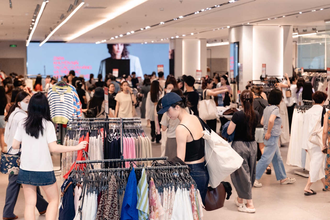 Biển người &ldquo;đổ bộ&rdquo; Vincom B&agrave; Triệu từ s&aacute;ng sớm: Lễ hội sale lớn nhất h&egrave; 2026 ch&iacute;nh thức bắt đầu- Ảnh 1.