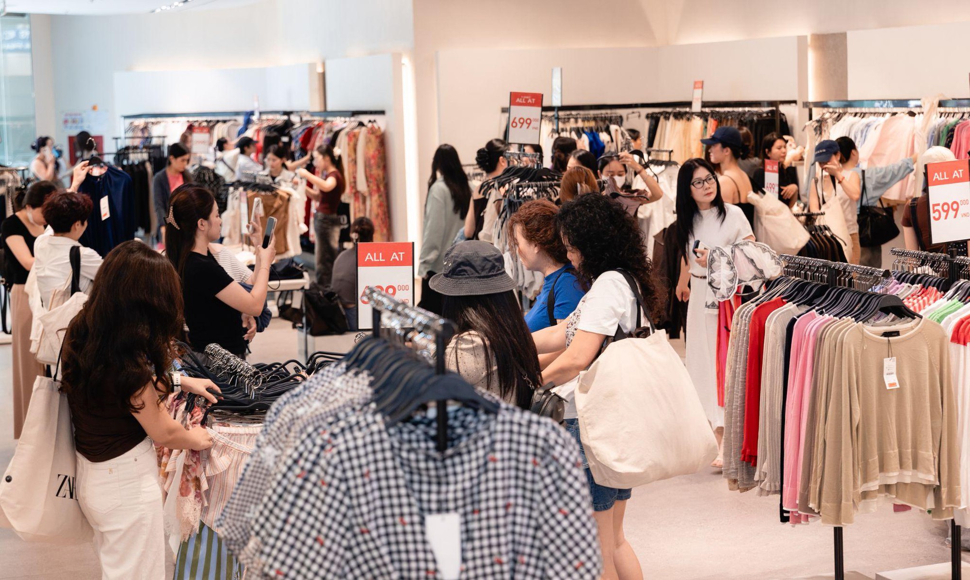 Biển người &ldquo;đổ bộ&rdquo; Vincom B&agrave; Triệu từ s&aacute;ng sớm: Lễ hội sale lớn nhất h&egrave; 2026 ch&iacute;nh thức bắt đầu- Ảnh 2.