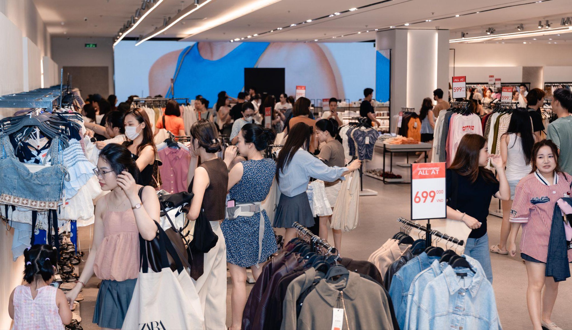 Biển người &ldquo;đổ bộ&rdquo; Vincom B&agrave; Triệu từ s&aacute;ng sớm: Lễ hội sale lớn nhất h&egrave; 2026 ch&iacute;nh thức bắt đầu- Ảnh 3.