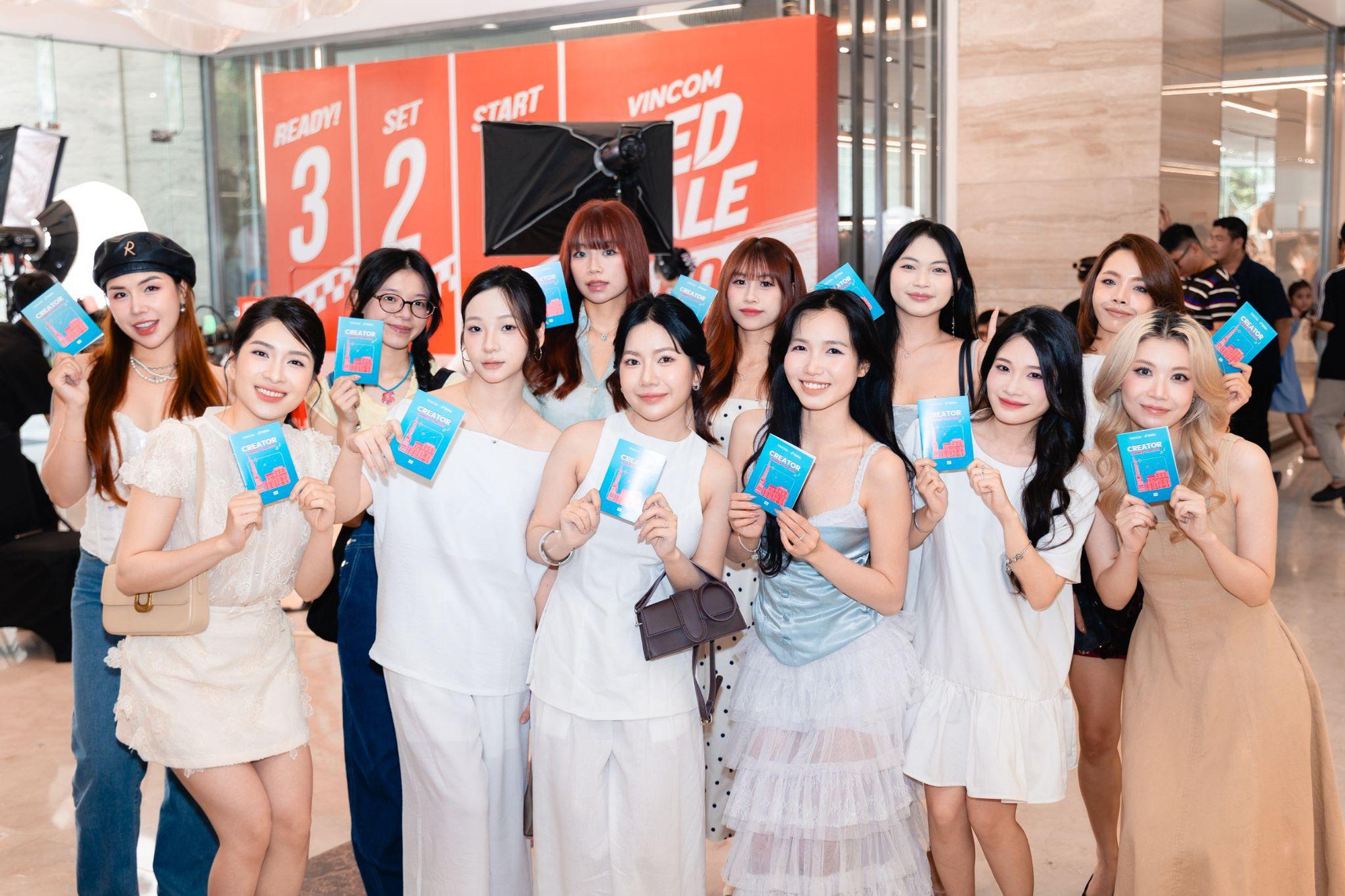 Biển người &ldquo;đổ bộ&rdquo; Vincom B&agrave; Triệu từ s&aacute;ng sớm: Lễ hội sale lớn nhất h&egrave; 2026 ch&iacute;nh thức bắt đầu- Ảnh 4.
