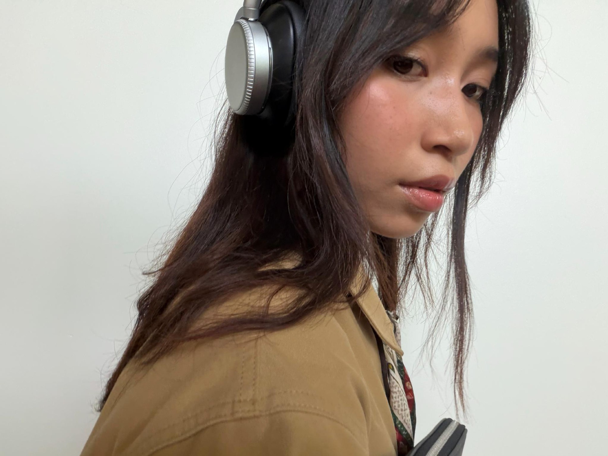 Beoplay H100 &ndash; Di sản 100 năm l&agrave;m n&ecirc;n l&aacute;t cắt hiện đại- Ảnh 5.