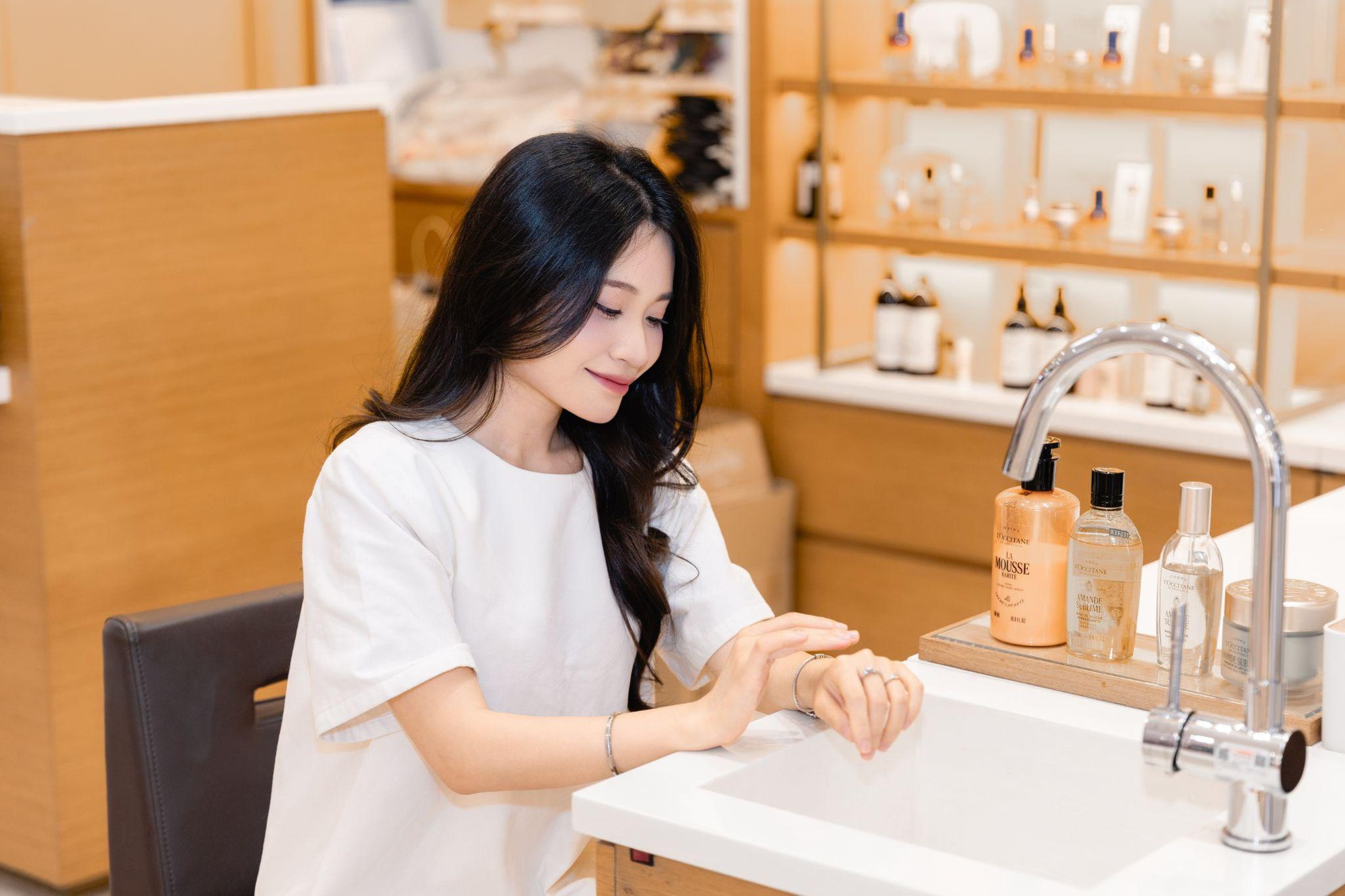 Biển người &ldquo;đổ bộ&rdquo; Vincom B&agrave; Triệu từ s&aacute;ng sớm: Lễ hội sale lớn nhất h&egrave; 2026 ch&iacute;nh thức bắt đầu- Ảnh 7.