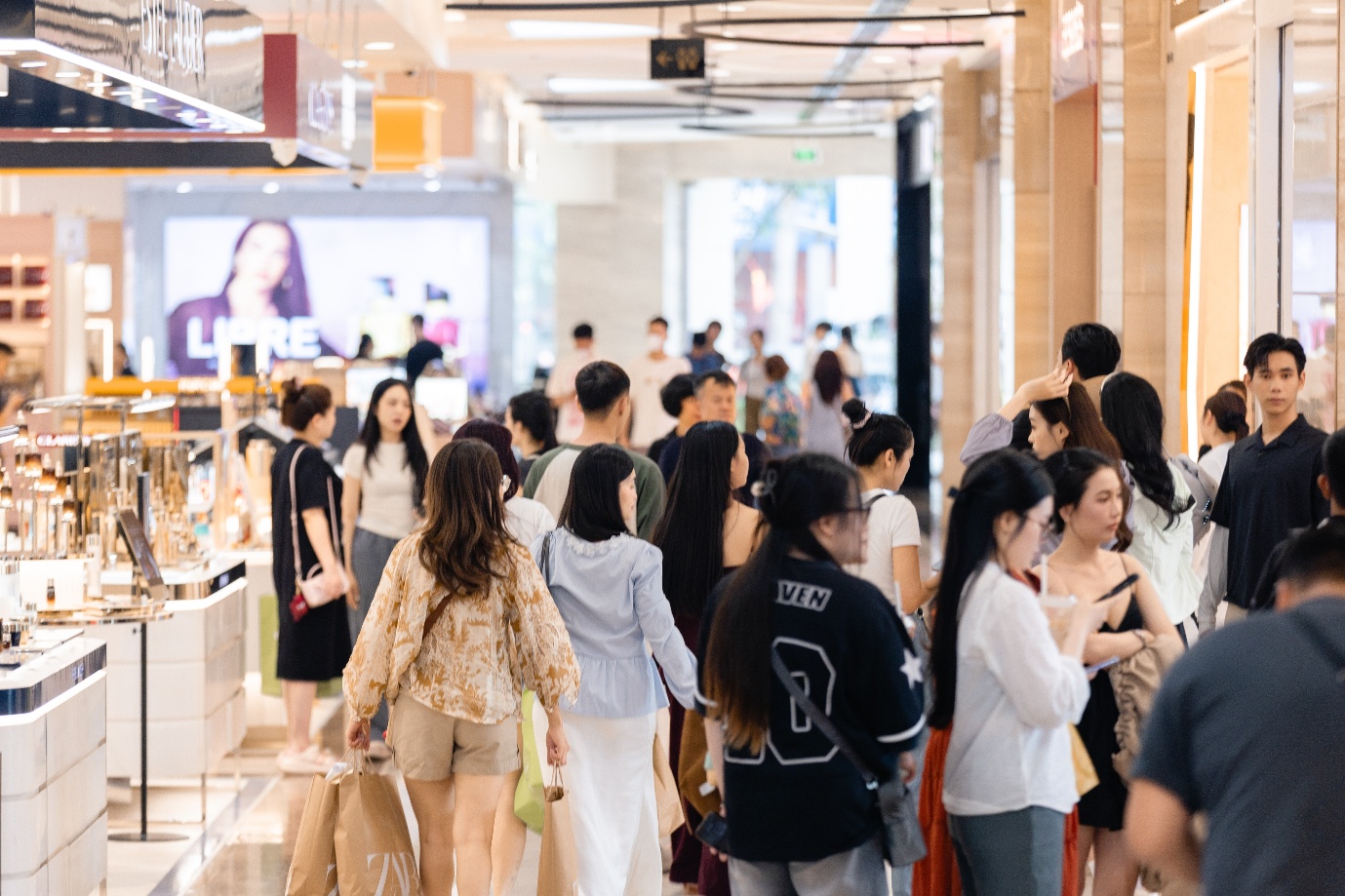 Biển người &ldquo;đổ bộ&rdquo; Vincom B&agrave; Triệu từ s&aacute;ng sớm: Lễ hội sale lớn nhất h&egrave; 2026 ch&iacute;nh thức bắt đầu- Ảnh 9.