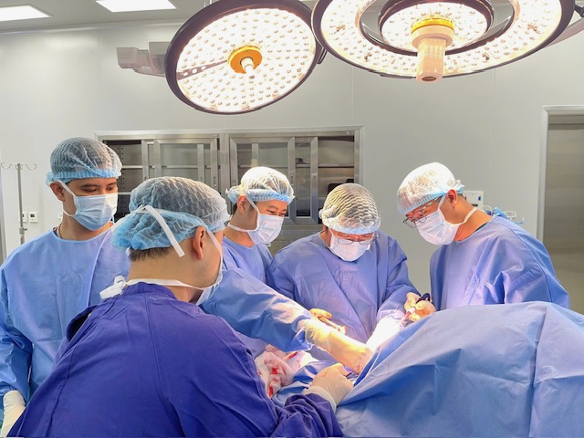 Vinmec Hải Ph&ograve;ng &aacute;p dụng th&agrave;nh c&ocirc;ng kỹ thuật thay khớp vai đảo ngược cho bệnh nh&acirc;n người Anh - Ảnh 1.