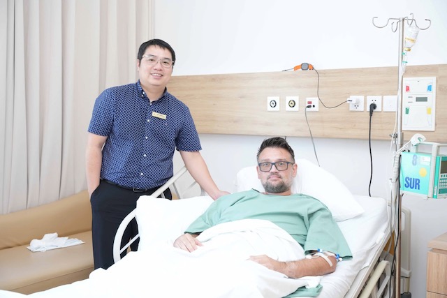 Vinmec Hải Ph&ograve;ng &aacute;p dụng th&agrave;nh c&ocirc;ng kỹ thuật thay khớp vai đảo ngược cho bệnh nh&acirc;n người Anh - Ảnh 2.