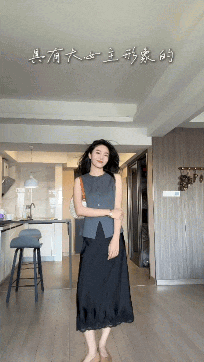 Chỉ cần một chiếc &aacute;o ghi l&ecirc; lửng, bạn đ&atilde; c&oacute; ngay 3 c&ocirc;ng thức mặc đẹp chuẩn qu&yacute; c&ocirc; Ph&aacute;p- Ảnh 3.
