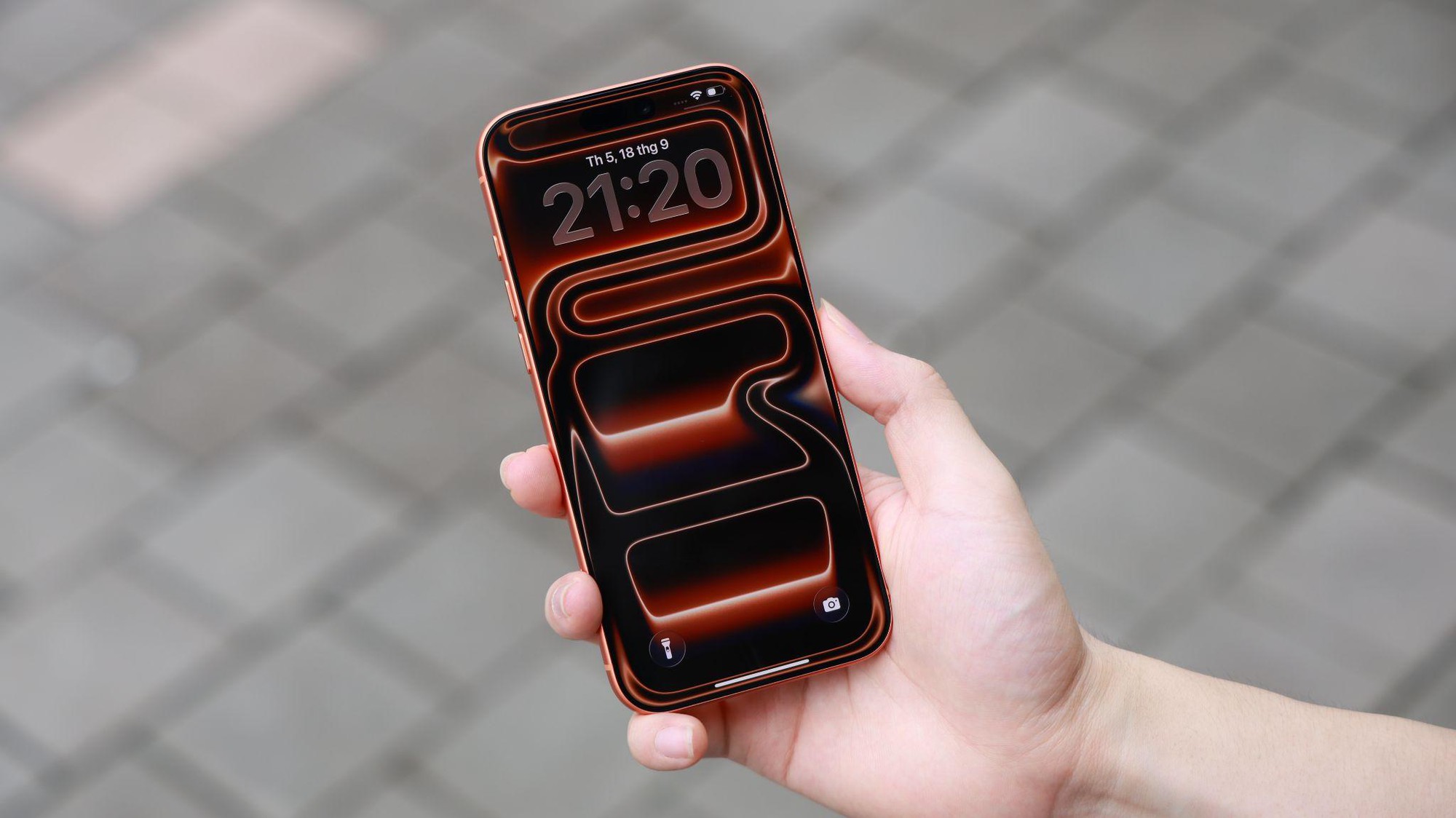 Sau một năm, iPhone 17 vẫn h&uacute;t kh&aacute;ch nhờ trải nghiệm bền v&agrave; lựa chọn n&acirc;ng cấp r&otilde; r&agrave;ng- Ảnh 1.