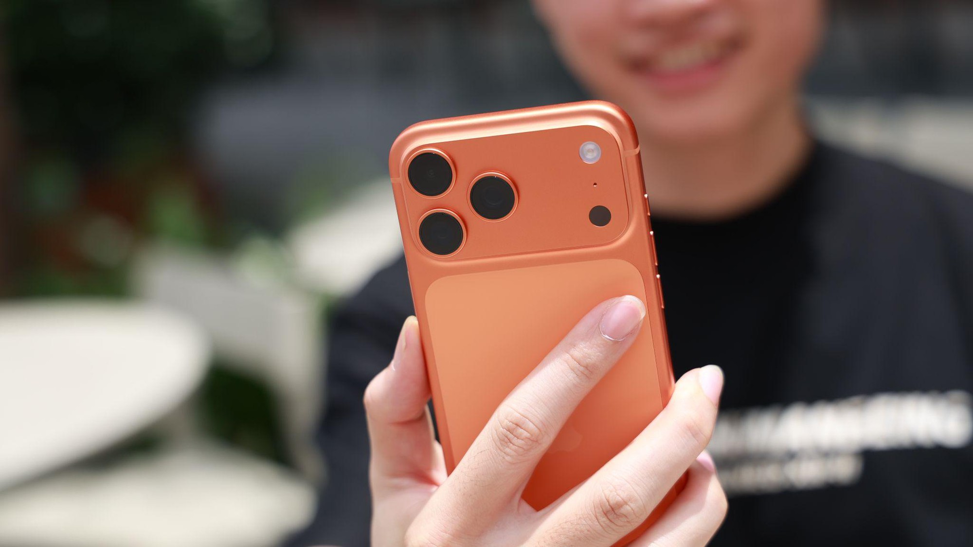 Sau một năm, iPhone 17 vẫn h&uacute;t kh&aacute;ch nhờ trải nghiệm bền v&agrave; lựa chọn n&acirc;ng cấp r&otilde; r&agrave;ng- Ảnh 2.