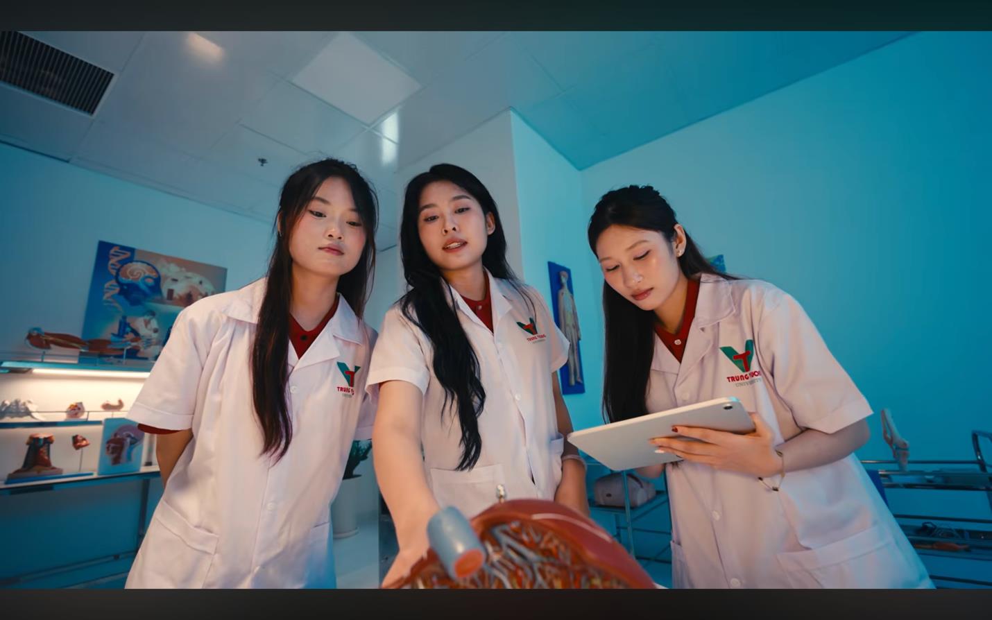 Một ng&agrave;y của sinh vi&ecirc;n Trường Đại học Trưng Vương: &ldquo;Học đi đ&ocirc;i với h&agrave;nh&rdquo; trong hệ sinh th&aacute;i Hồ Gươm diễn ra như thế n&agrave;o?- Ảnh 2.
