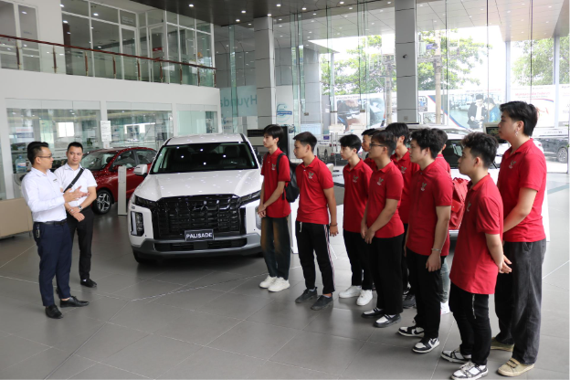 Một ng&agrave;y của sinh vi&ecirc;n Trường Đại học Trưng Vương: &ldquo;Học đi đ&ocirc;i với h&agrave;nh&rdquo; trong hệ sinh th&aacute;i Hồ Gươm diễn ra như thế n&agrave;o?- Ảnh 5.