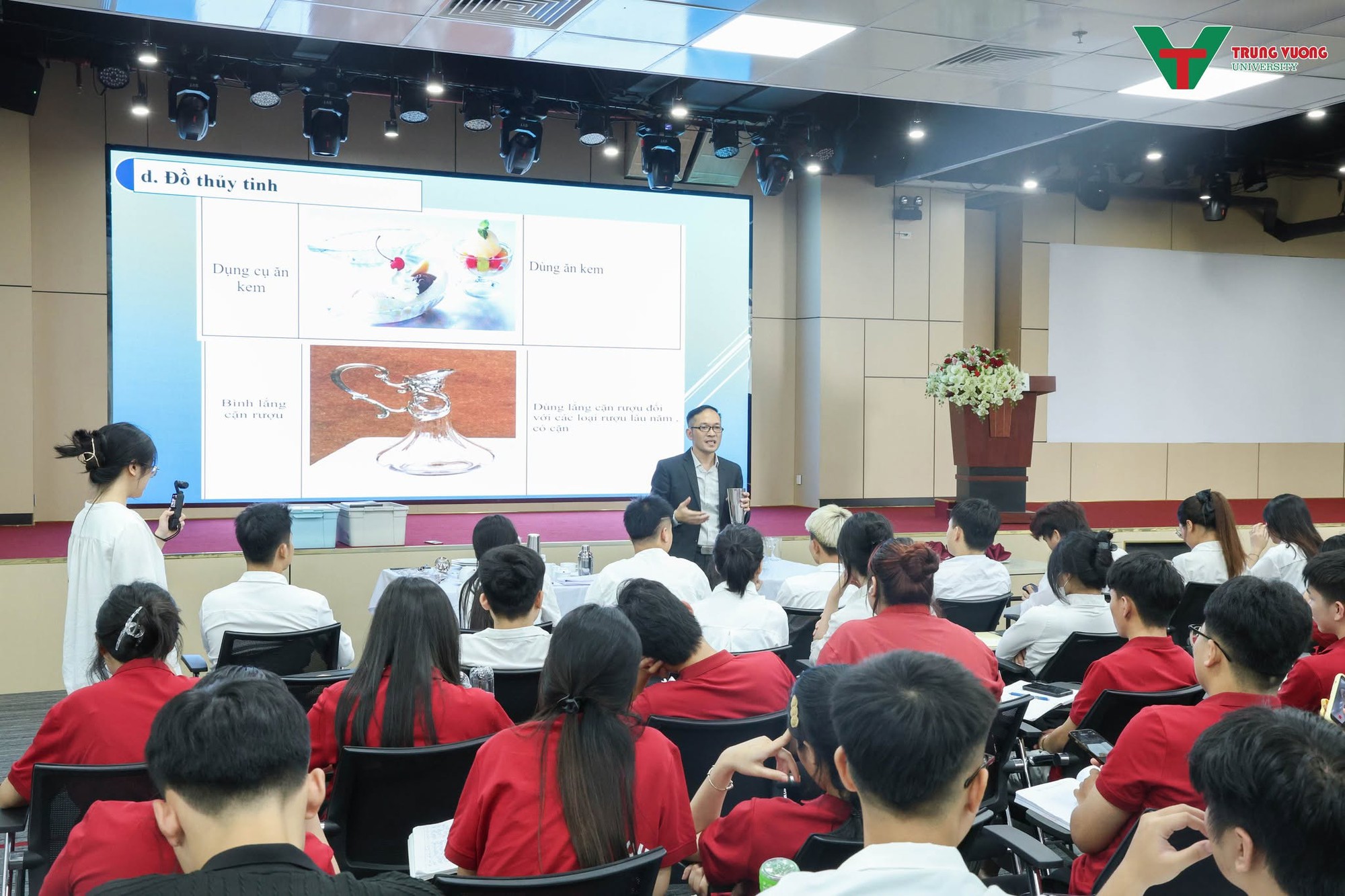Một ng&agrave;y của sinh vi&ecirc;n Trường Đại học Trưng Vương: &ldquo;Học đi đ&ocirc;i với h&agrave;nh&rdquo; trong hệ sinh th&aacute;i Hồ Gươm diễn ra như thế n&agrave;o?- Ảnh 3.