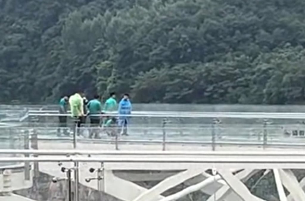Cầu kính trên không cao 336 mét nứt toác, du khách hoảng loạn sơ tán- Ảnh 3.