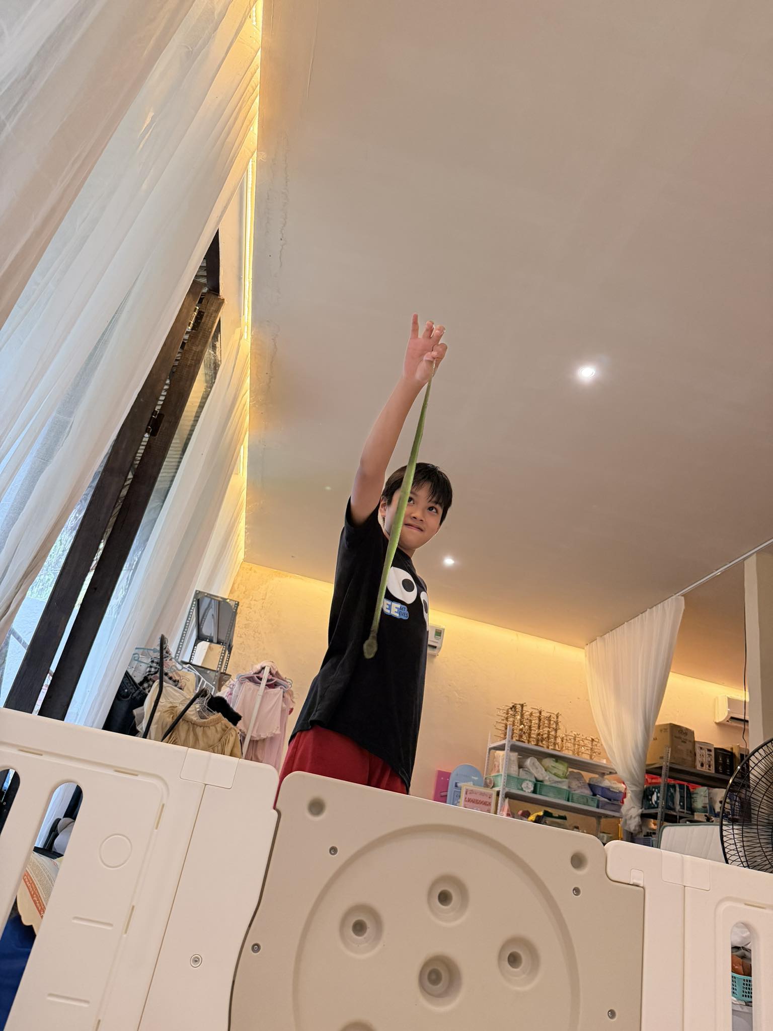 Mới chớm h&egrave; m&agrave; "khối nghỉ h&egrave;" đ&atilde; khiến ba mẹ ph&aacute;t hoảng, Quỳnh Lương t&aacute; hỏa khi con trai mang "b&eacute; Na" về nghịch- Ảnh 1.