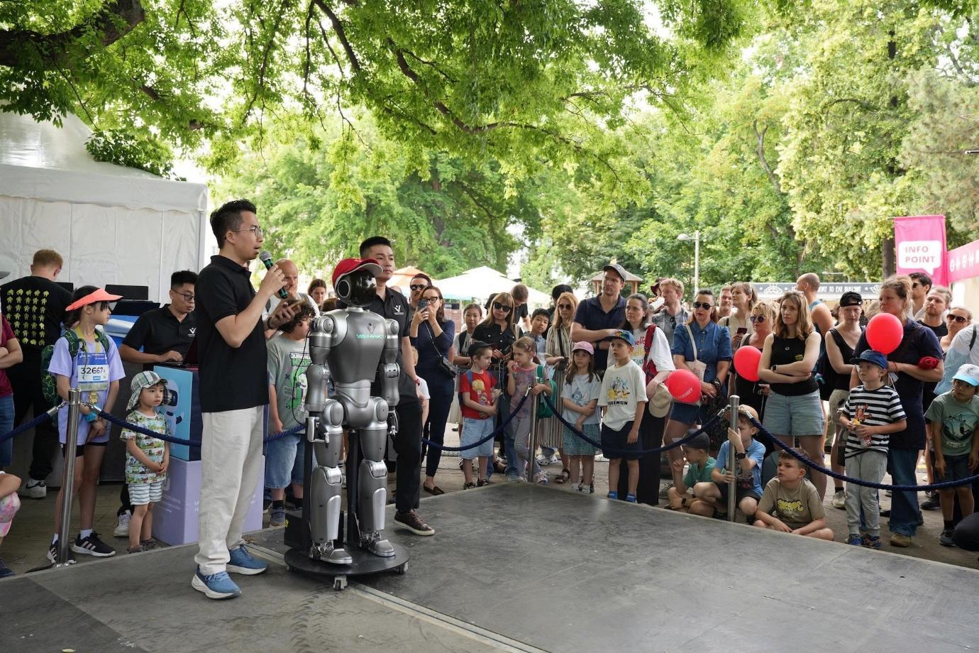VinDynamics lần đầu ra mắt robot h&igrave;nh người tại hai sự kiện c&ocirc;ng nghệ h&agrave;ng đầu thế giới - Ảnh 2.