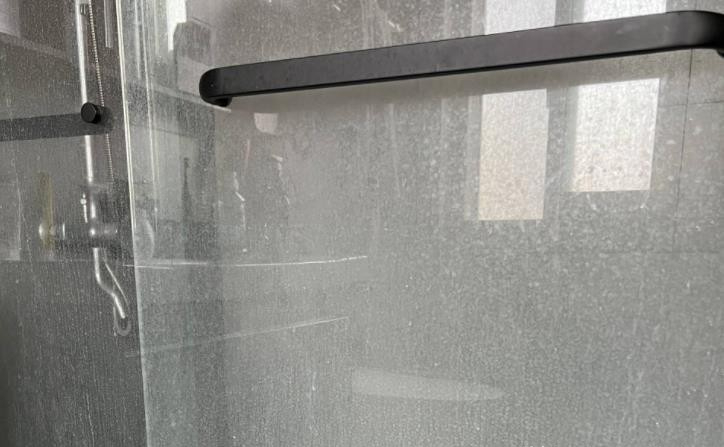 Ng&agrave;y c&agrave;ng nhiều gia đ&igrave;nh bỏ v&aacute;ch tắm k&iacute;nh: 5 giải ph&aacute;p thay thế đẹp hơn, dễ vệ sinh hơn v&agrave; tiết kiệm diện t&iacute;ch - Ảnh 1.