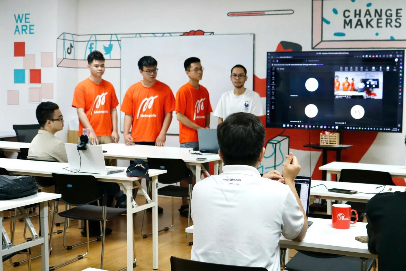 Sinh vi&ecirc;n năm nhất đ&atilde; l&agrave;m được g&igrave; sau hai học kỳ học CNTT theo chuẩn Phần Lan?- Ảnh 1.