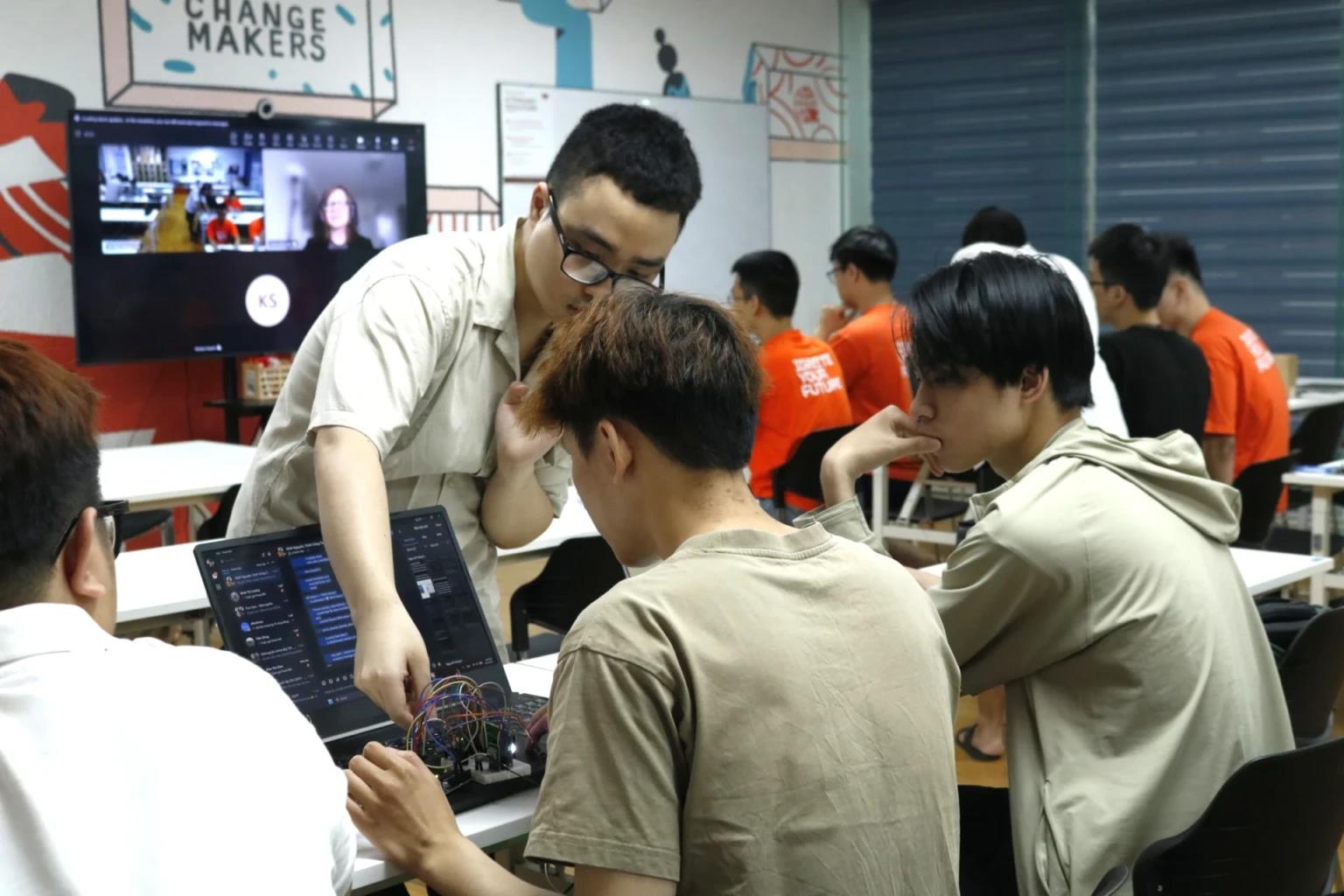 Sinh vi&ecirc;n năm nhất đ&atilde; l&agrave;m được g&igrave; sau hai học kỳ học CNTT theo chuẩn Phần Lan?- Ảnh 4.